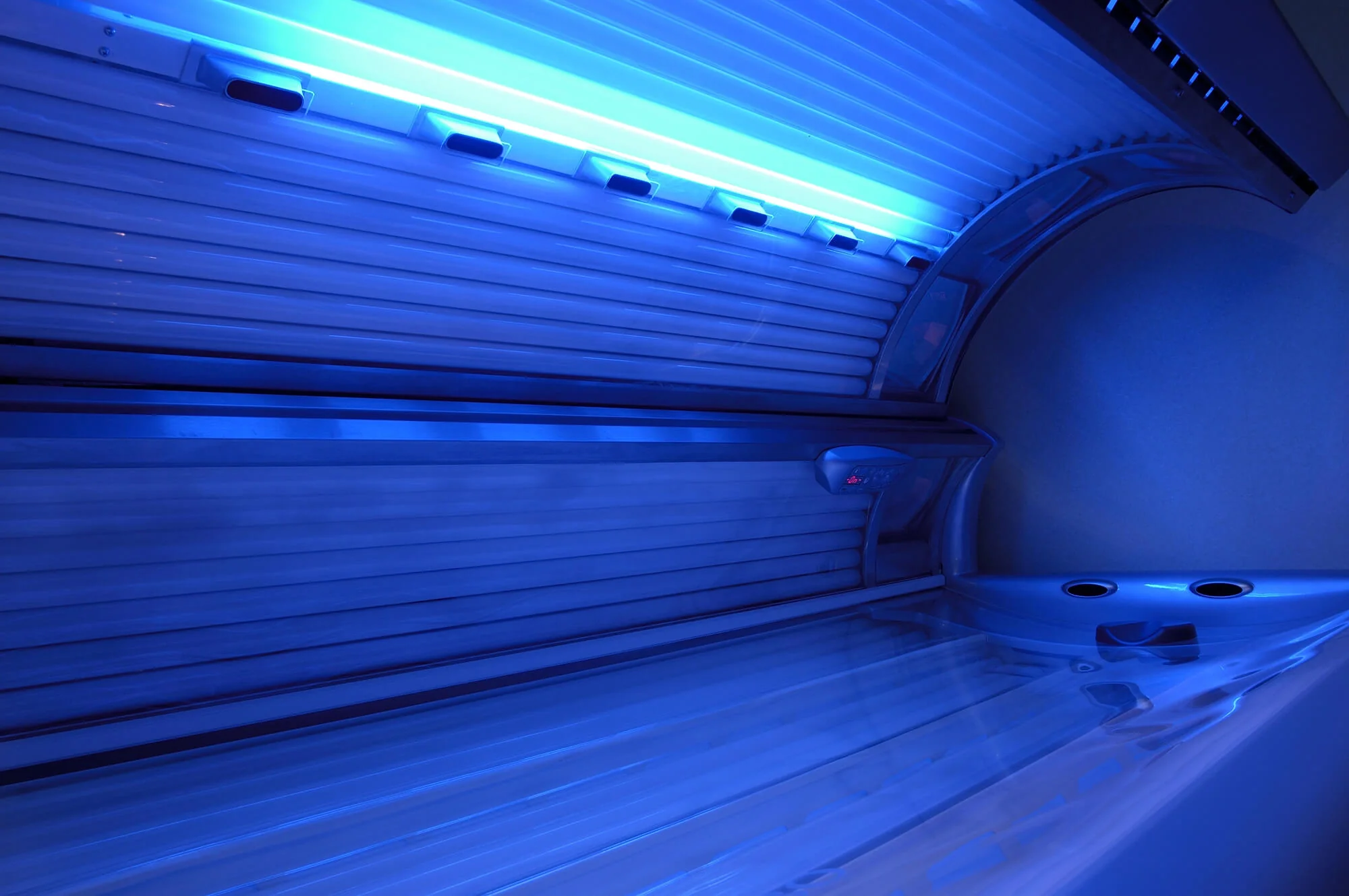 Tanning Beds vs. Spray Tanning: Which Is Safer and More Effective?